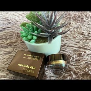 Scattered light hourglass glitter eyeshadow